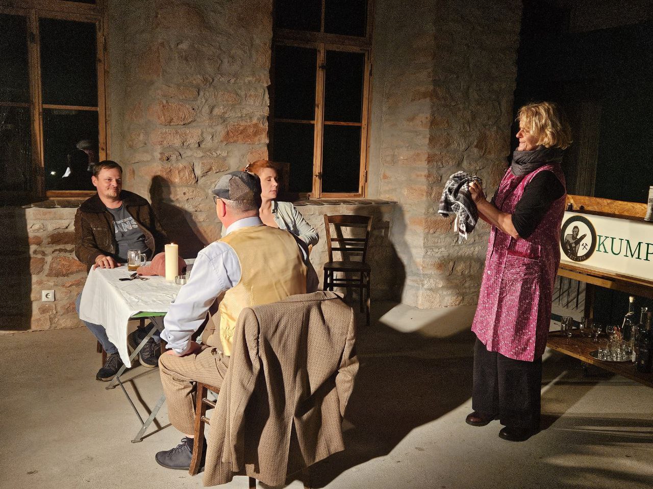 Kittelschürze und Grubenhelm